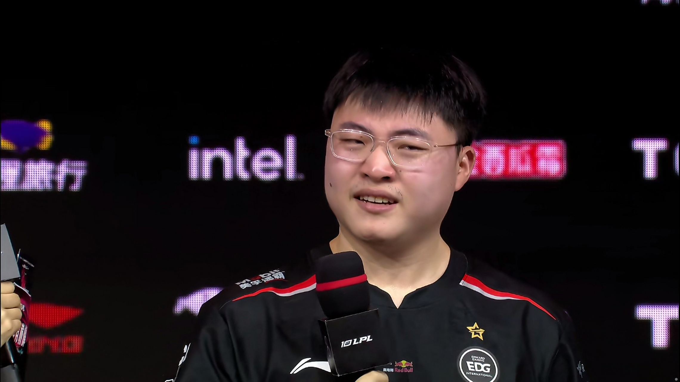 包含EDG险胜KT，Uzi完成史诗逆转宿命之战小组赛，成为赛场最大亮点的词条