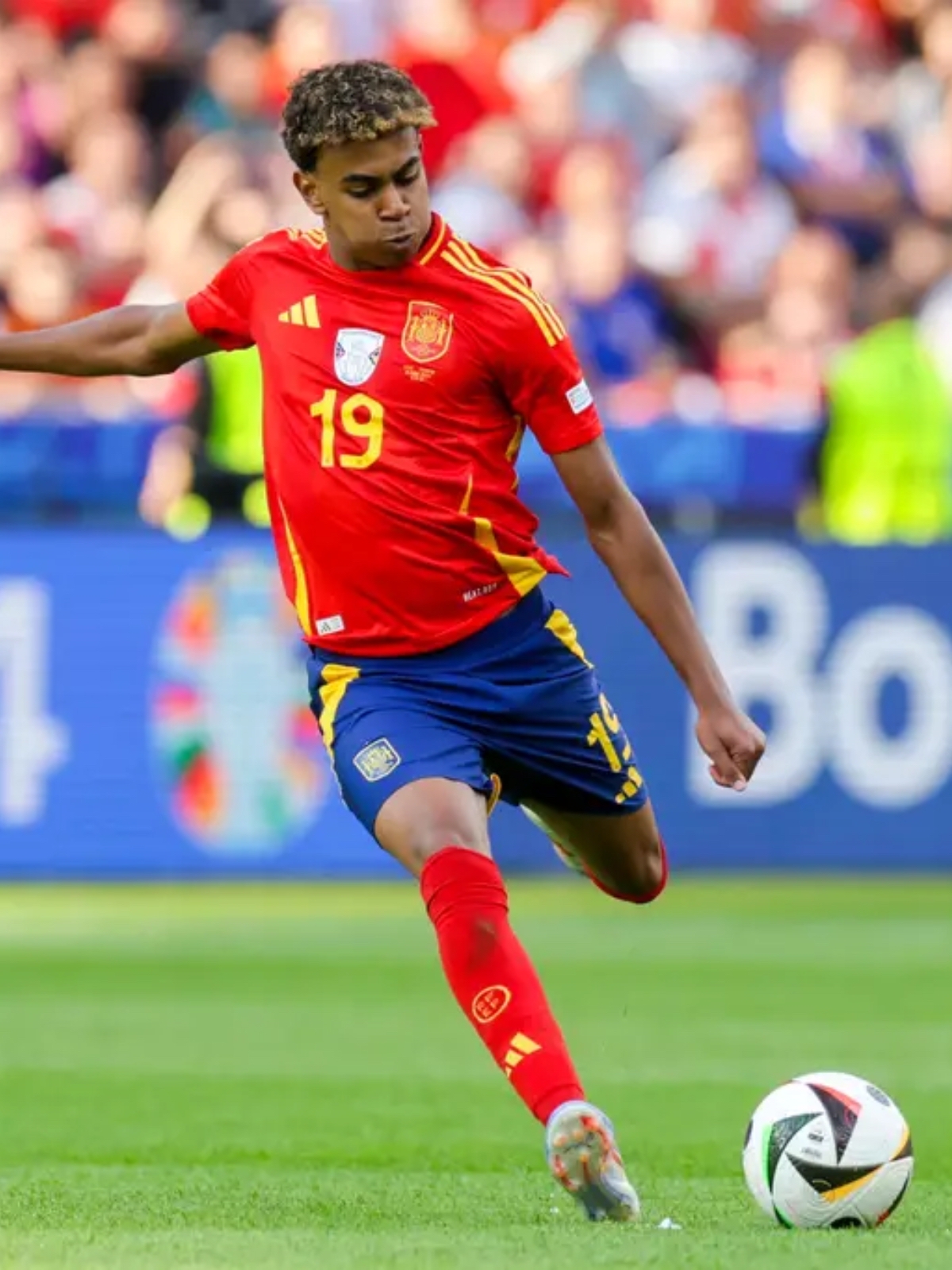 足球比赛现场球员奋勇拼搏，精气神的简单介绍