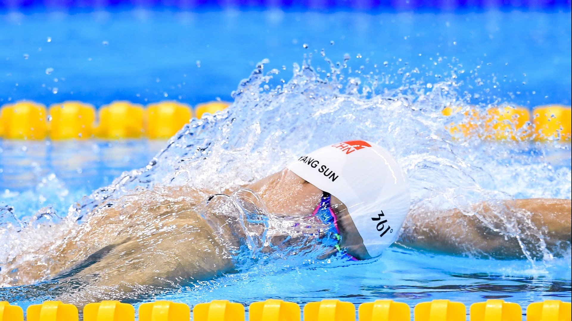 绿茵场与赛道上的稳稳哲学，曼城与皮克的统治力密码