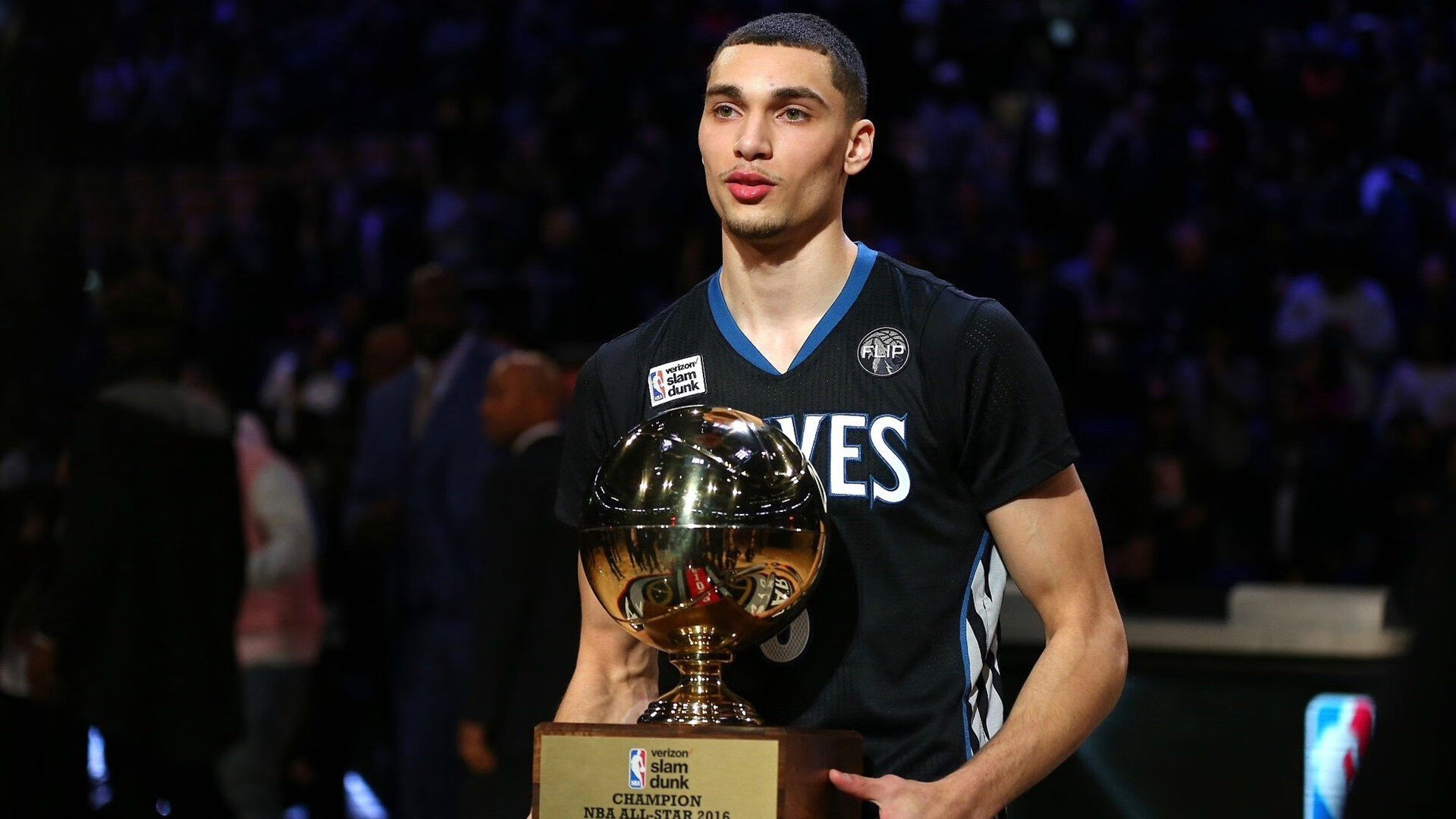 奥运周期关键战焦点战,雄鹿全面压制上海队